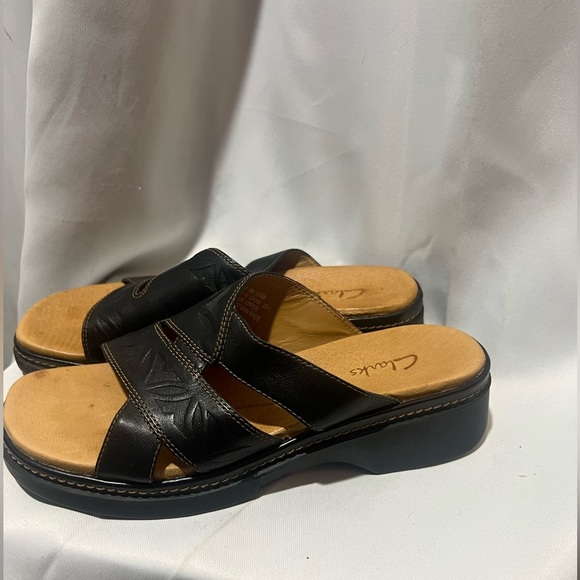 Clarks Black and Tan Comfort Sandals with Textured Straps NWOT - Picture 1 of 7